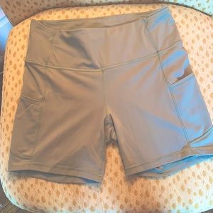 Lululemon size 10 shorts with pocket